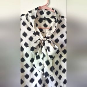 Nine West B&W Sleeveless Shirt